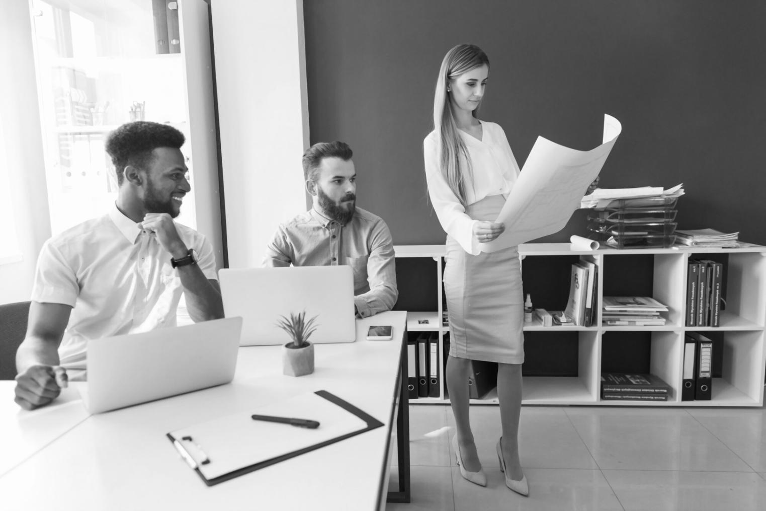 Sesión práctica de negociación presupuestaria con participantes trabajando en equipos