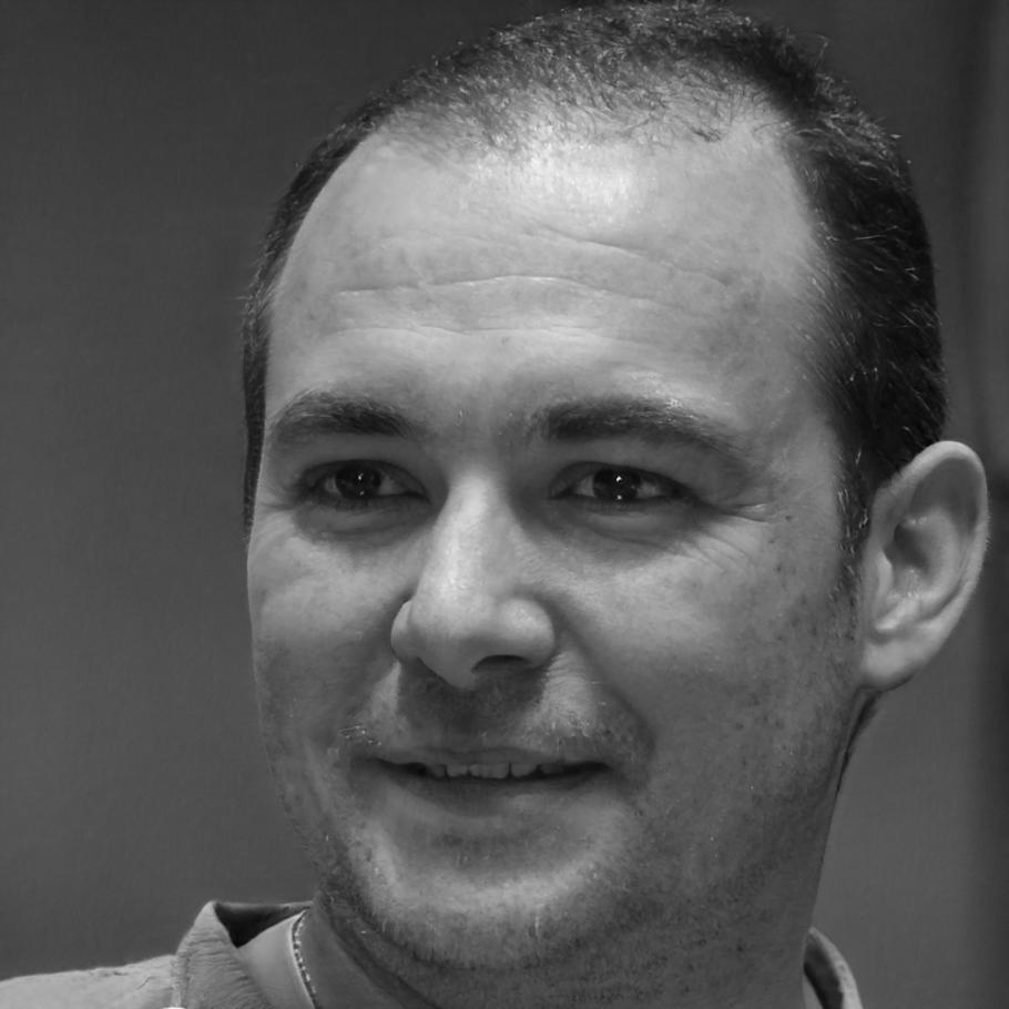 Retrato profesional de Miguel Serrano